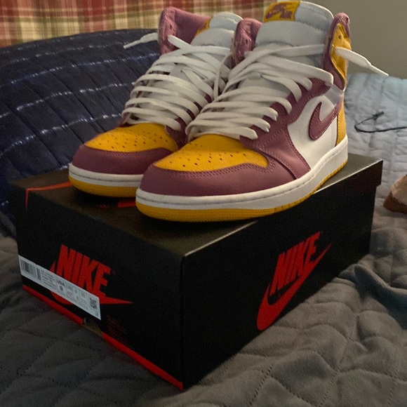 Missing the purlple laces - Picture 1 of 4